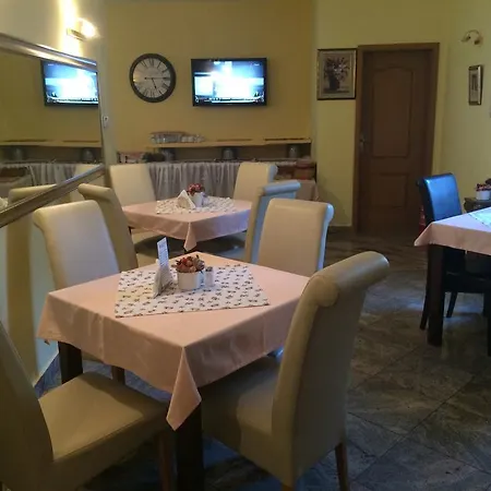 לינה וארוחת בוקר Mejdan 3*